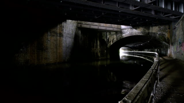 In-der-Curzon-Street-canal-tunnel.