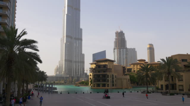 Centro-comercial-de-dubai,-Emiratos-Árabes-Unidos-puesta-de-sol-luz-fuente-fondo-4-K