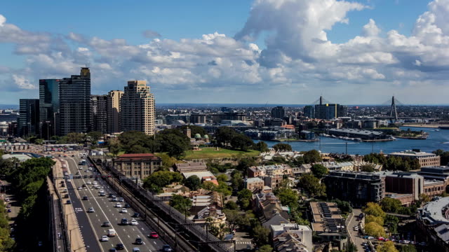 Aerial-timelapse-des-Geschäftsviertels-von-Sydney-Observatory-Hill-und-die-Anzac-Bridge