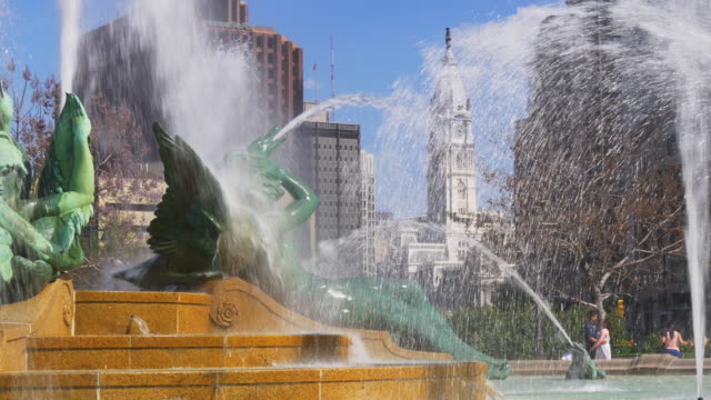 Vereinigte-Staaten-Philadelphia-Sommertag-Stadt-Halle-und-dem-Logan-Platz-Brunnen-anzeigen-4-K