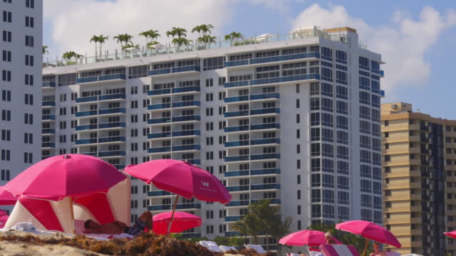 Estados-Unidos-día-de-verano-Miami-Sur-Playa-Hotel-de-lujo,-sombrillas-4-K