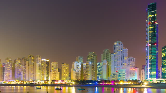 Emiratos-Árabes-Unidos-de-luz-de-noche-panorama-de-la-bahía-Marina-de-Dubai-JBR-4-K-lapso-de-tiempo