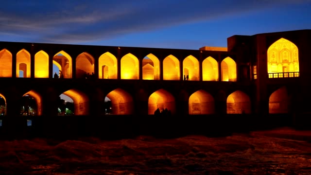 Alte-Brücken-Brücke-über-den-Zayandeh-Fluss-in-Isfahan,-der-Iran.