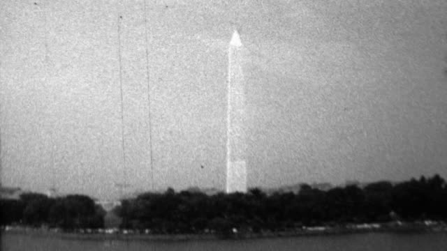 1963:-Monumento-del-nacional-de-Washington-brillante-columna-de-luz-democrática.