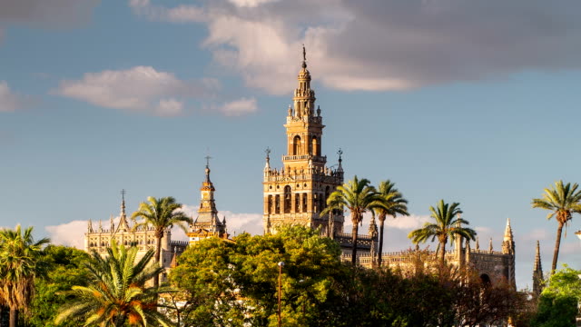 Glockenturm-Giralda-Turm-der-Kathedrale-von-Sevilla