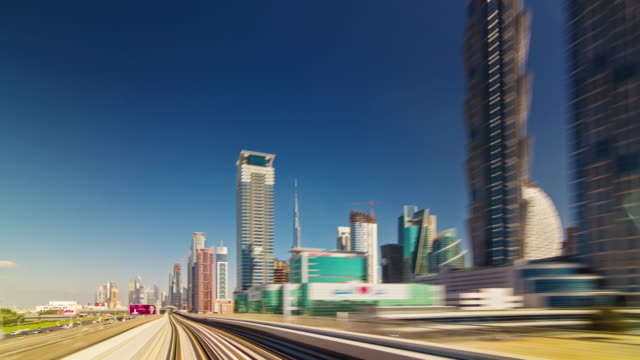 Sommertag-Metro-Zugfahrt-quer-durch-Dubai-Stadt-4-k-Zeit-hinfällig,-Vereinigte-Arabische-Emirate
