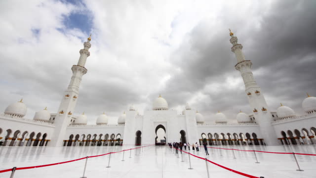 bewölkten-Tag-Abu-Dhabi-Welt-berühmte-Moschee-in-Halle-4-k-Zeit-verfallen-Vereinigte-Arabische-Emirate