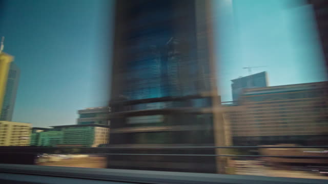 Dubai-Stadt-Innenstadt-mit-der-u-Bahn-Fenster-4-k-Zeit-verfallen-Vereinigte-Arabische-Emirate