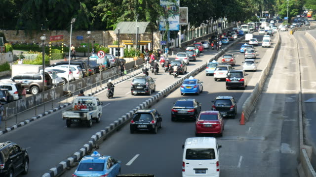 Verkehr-und-Stadt-Leben-in-Jakarta