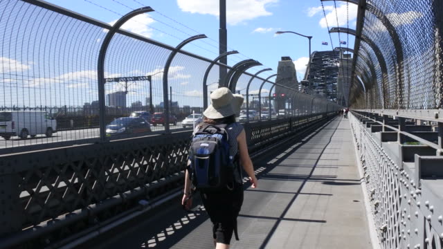 Persona-cruzando-el-puente-de-la-bahía-de-Sydney-Australia