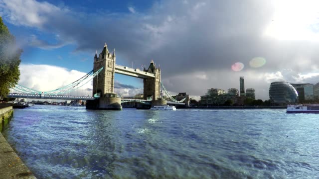 Tower-Bridge-and-Thames-River,-London,-Real-Time