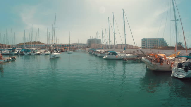 Eingabe-in-Herzliya-Marina-in-Israel---Blick-vom-Boot