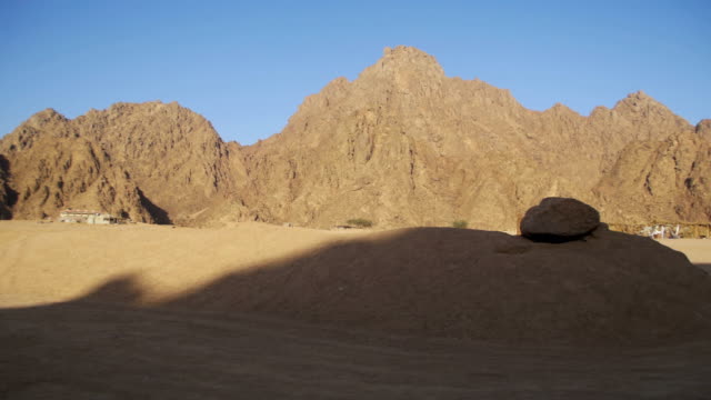 Desert-in-Egypt,-Sand-and-Mountains