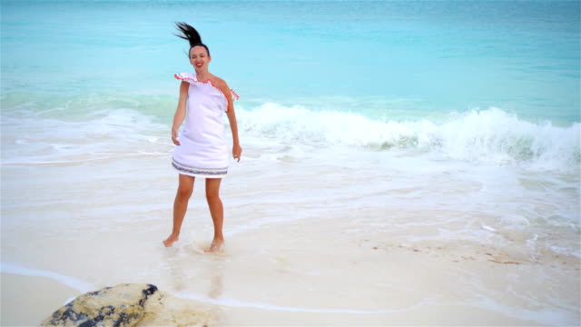 Junge-schöne-Frau-am-tropischen-Strand.-Über-Ansicht-der-glücklichen-Mädchen-in-schönen-Kleid-am-weißen-Strand