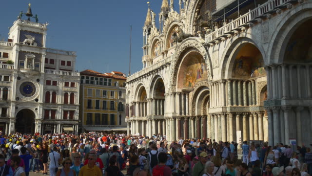 italy-summer-day-famous-venice-city-san-marco-basilica-crowded-panorama-4k