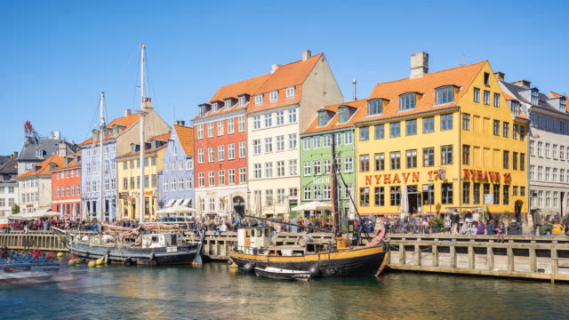 Timelapse-video-of-Nyhavn-in-Copenhagen,-Denmark