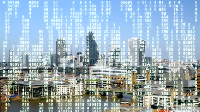 Matriz-de-datos-en-la-parte-superior-torres-de-oficinas-de-ciudad-de-Londres.