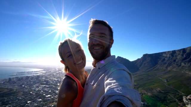 Junges-Paar-nehmen-Selfie-mit-Kapstadt-Stadtbild-bei-Sonnenaufgang