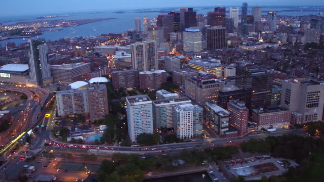 Luftaufnahme-von-Boston-in-der-Abenddämmerung