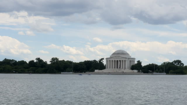 Time-lapse-Thomas-Jefferson-memorial-with-rain-clouds-moving-right