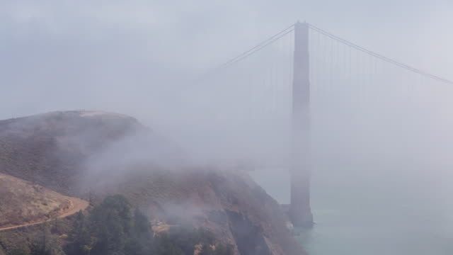 San-Francisco-Golden-Gate-Bridge-con-niebla-día-Timelapse