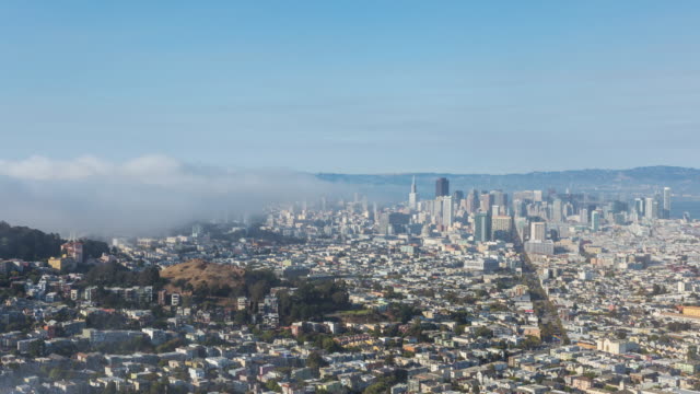 Gran-día-Timelapse-del-centro-de-la-ciudad-de-San-Francisco-con-niebla