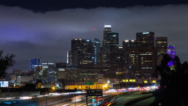 Die-Innenstadt-von-Los-Angeles-Gebäude-bei-Nacht-Zeitraffer