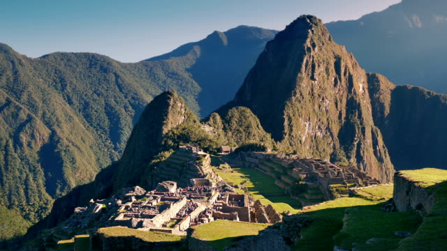 Machu-Picchu-In-der-Sonne-mit-Menschen-herumlaufen