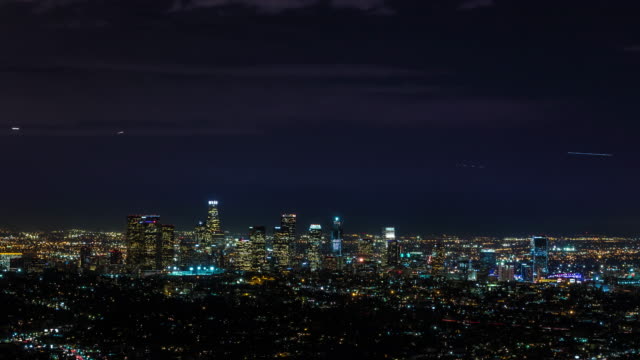 Downtown-Los-Angeles-mit-Flugzeugen-und-Lightning-Bolts-Nacht-Zeitraffer
