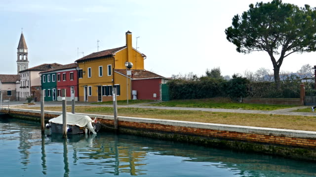 Colorful-houses-on-the-small-island-Mazzorbo,-Italy.-Venetian-lagoon