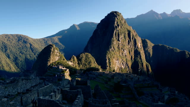 Sonnenaufgang-in-Machu-Picchu-antike-Ruinen