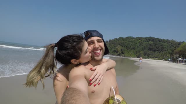 Brasilianische-junges-Paar-unter-einem-Selfie-am-Strand