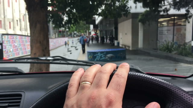 Cinemagraph-Person-waits-impatiently-in-the-car
