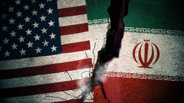 USA-gegen-Iran-Flaggen-auf-rissige-Wand