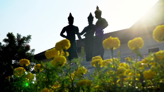 Drei-Könige-Denkmal-mit-Kunst-und-Kultur-Gebäude,-Wahrzeichen-in-Chiang-Mai-Thailand.