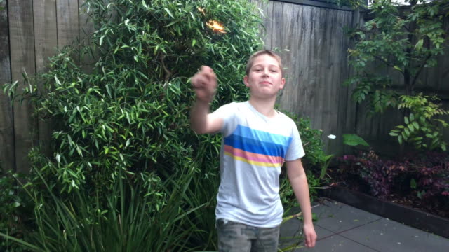 Kleiner-Junge-spielt-mit-Feuerwerk