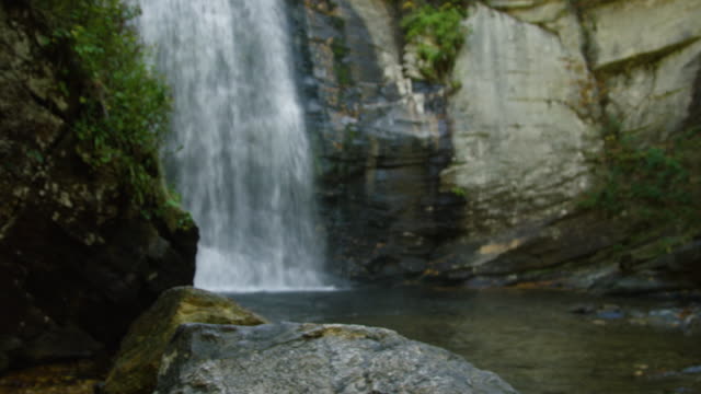 Vordergrund-Fokus-Wasserfall