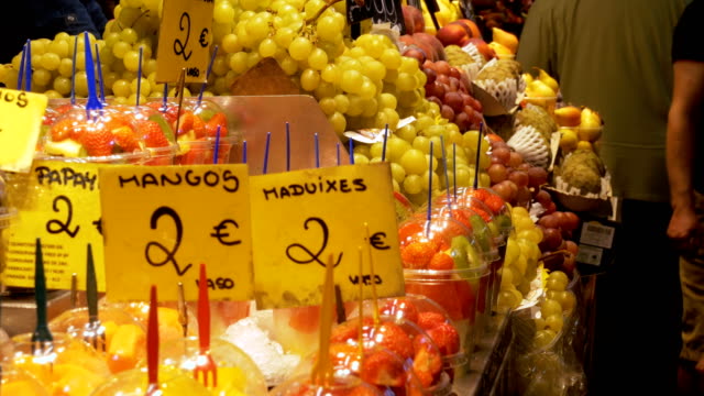 Schaufenster-mit-Früchten-auf-einem-Markt-in-La-Boqueria.-Barcelona.-Spanien
