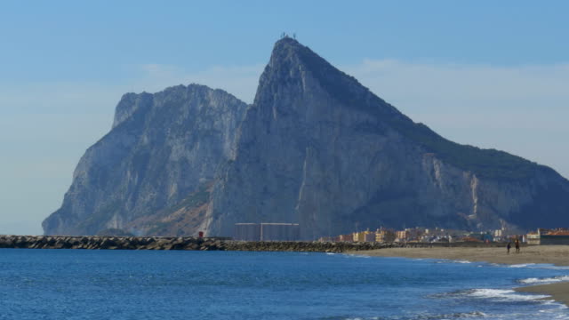 Blick-auf-den-Felsen-von-Gibraltar-und-den-Strand-mit-Wellen-des-Meeres