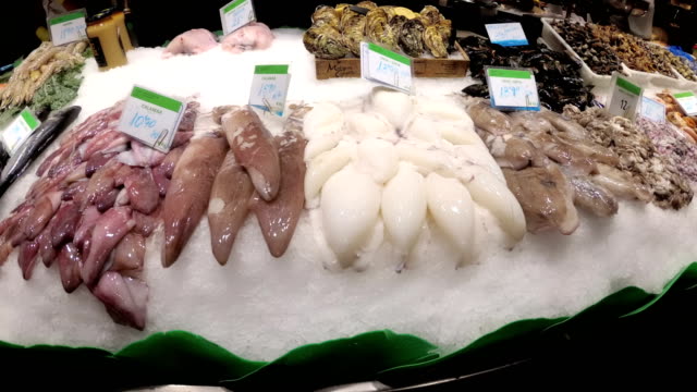 Zähler-mit-Meeresfrüchten-in-La-Boqueria-Fischmarkt.-Barcelona.-Spanien