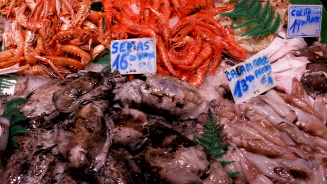 Schaufenster-mit-frischen-Meeresfrüchten-in-La-Boqueria-Fischmarkt.-Barcelona.-Spanien