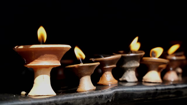 Brennende-Rituale-Kerzen-im-nepalesischen-Tempel