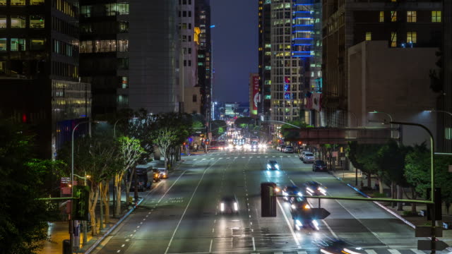 Die-Innenstadt-von-Los-Angeles-Verkehr-und-Gebäude-Nacht-Zeitraffer