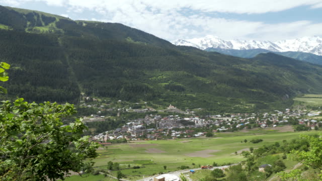 Panaramic-Blick-auf-die-Stadt-Mestia-aus-den-Bergen,-Georgien