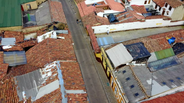 Antenne/Drohne-Blick-auf-Straßen-von-Bogotá,-Kolumbien-3
