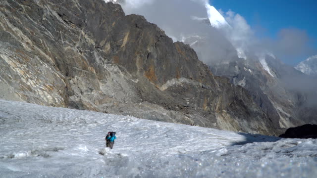 Mädchen-Bergsteiger-im-Himalaya