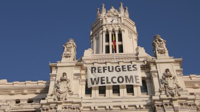 Flüchtling-willkommen-Flagge-auf-der-Fassade-des-Palacio-de-Comunicaciones-in-Madrid