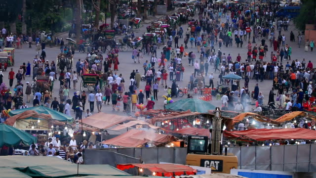 Crowds-of-pedestrians-walking-in-old-town-Medina-in-Marrakesh,-Morocco.