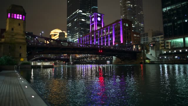 Chicago,-Illinois,-Vereinigte-Staaten-von-Amerika.-29.-November-2017.-Späten-Abendstunden-im-Zentrum-Stadt.-Stadt-Riverwalk.