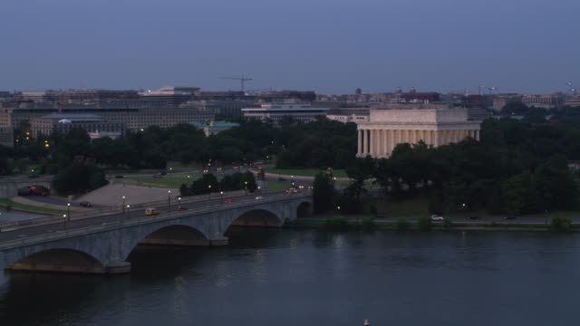 Fliegen-über-dem-Potomac-River-mit-Arlington-Memorial-Bridge-führt-zum-Lincoln-Memorial.